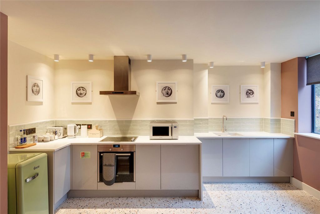 Property photo 1 of 10 Kitchen