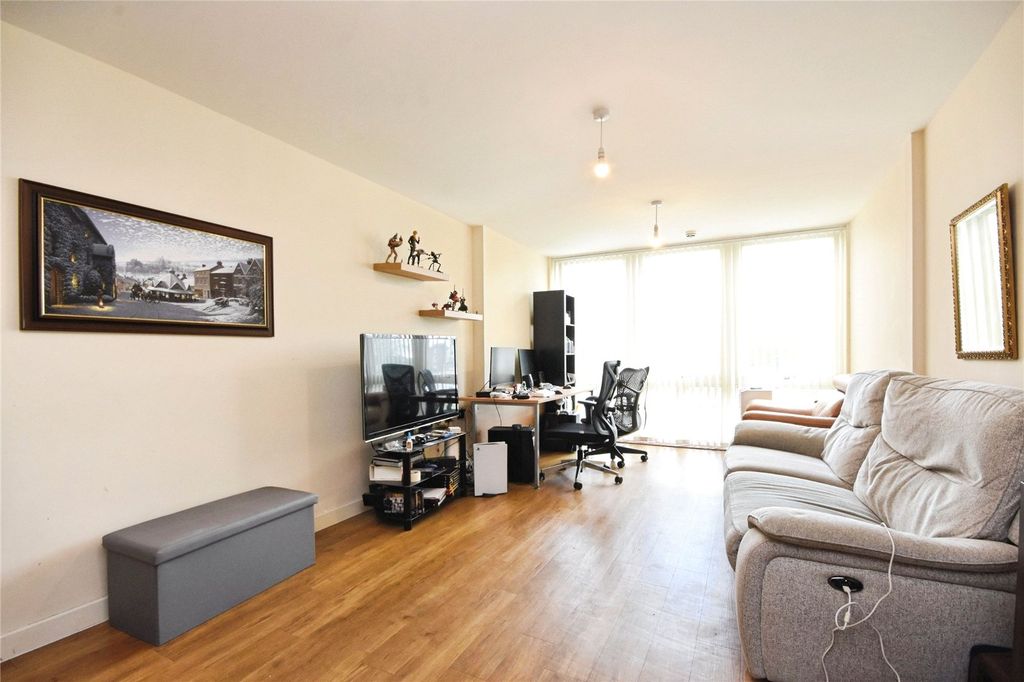 Property photo 2 of 11 Lounge