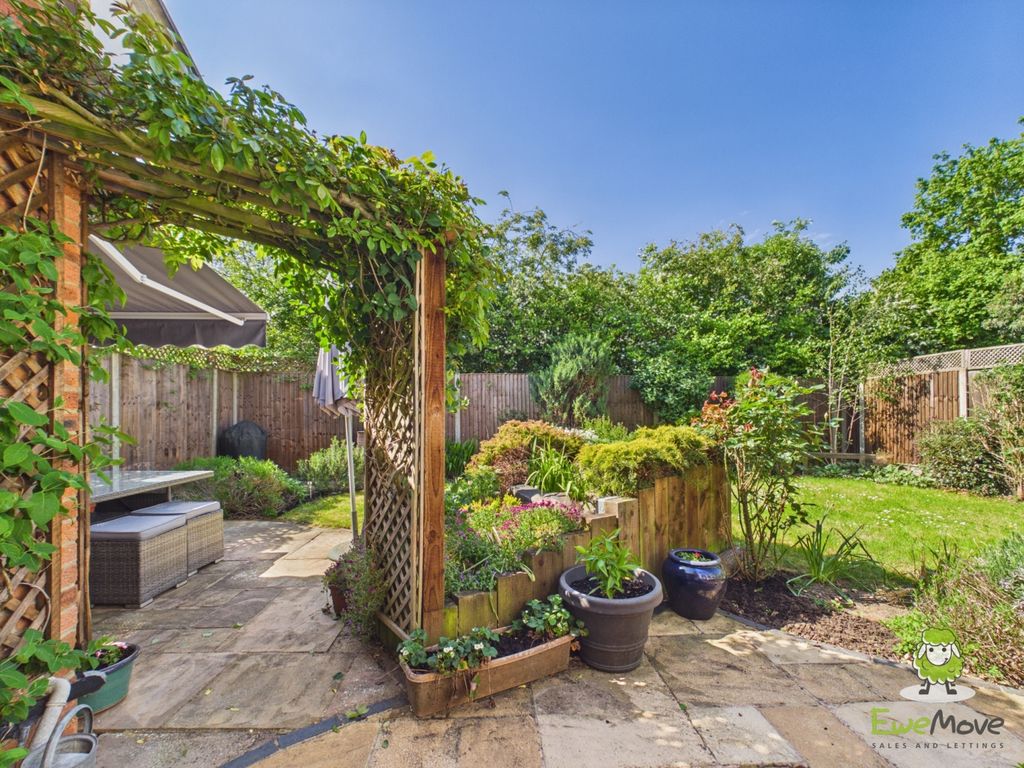 Property photo 2 of 30 Ewemove Estate Agents Basingstoke - Saffron Close