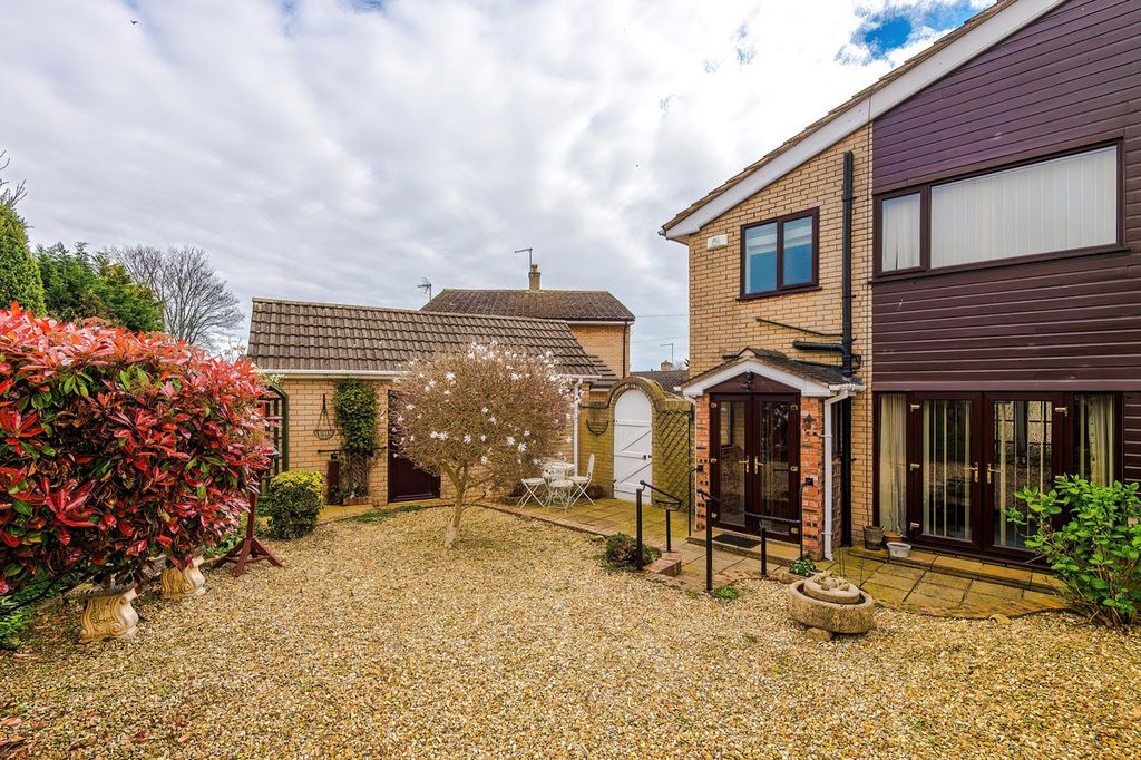 Property photo 2 of 20