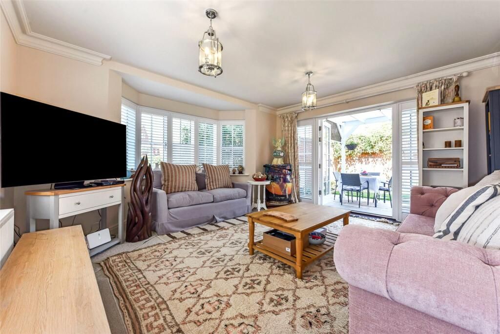 Property photo 3 of 16 Spacious Lounge