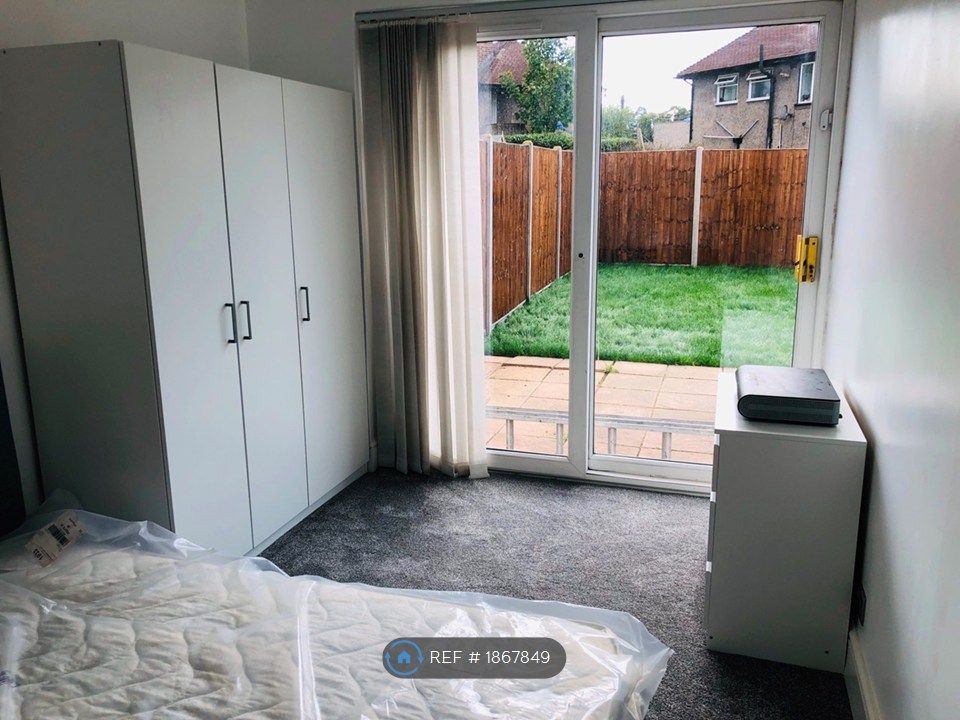 Property photo 1 of 17 Bedroom 1- Garden View And Access Direct To Garden