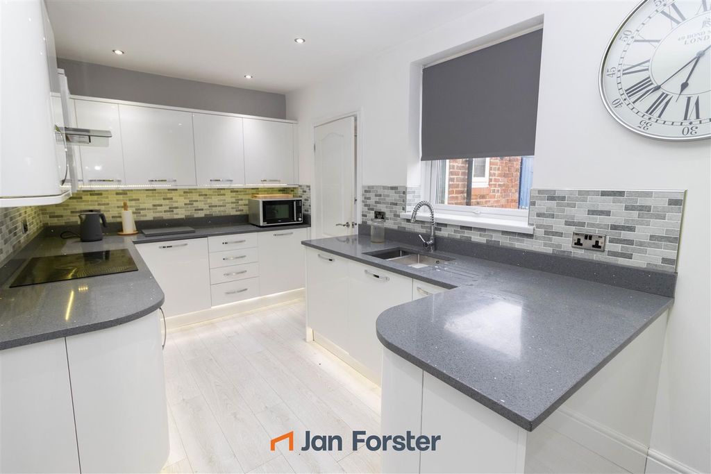 Property photo 3 of 8 Kitchen