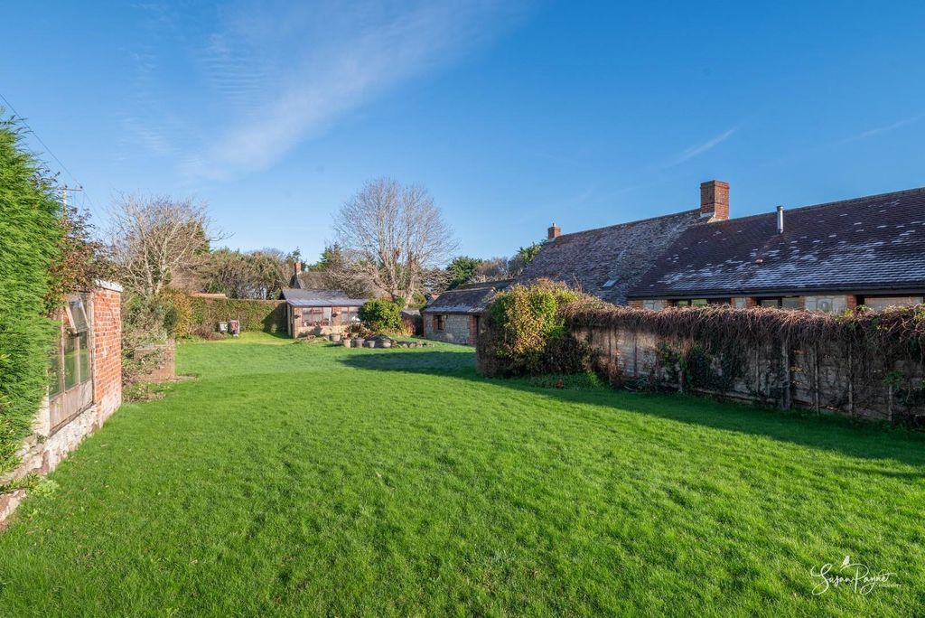 Property photo 3 of 44 Gardens