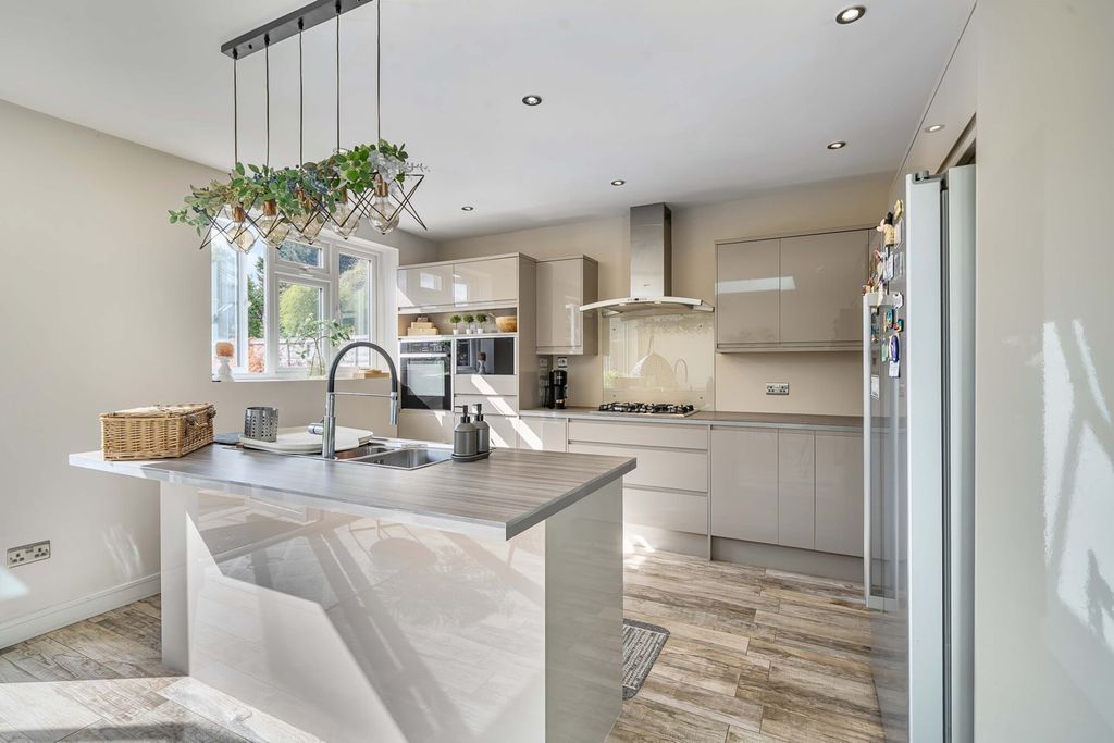 Property photo 2 of 20 1357859-20-68d3Eb...