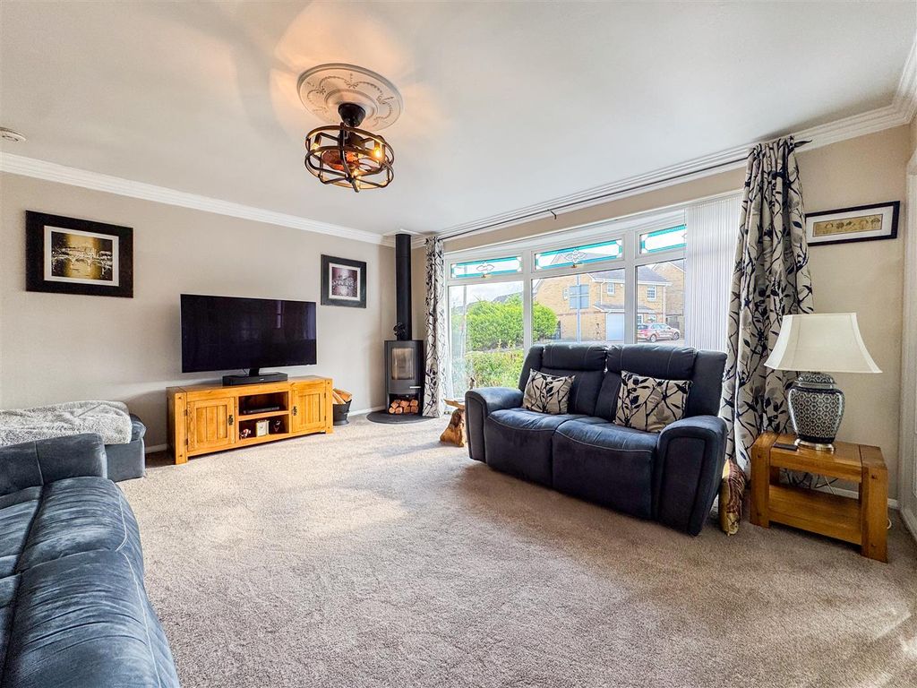 Property photo 2 of 36 Lounge