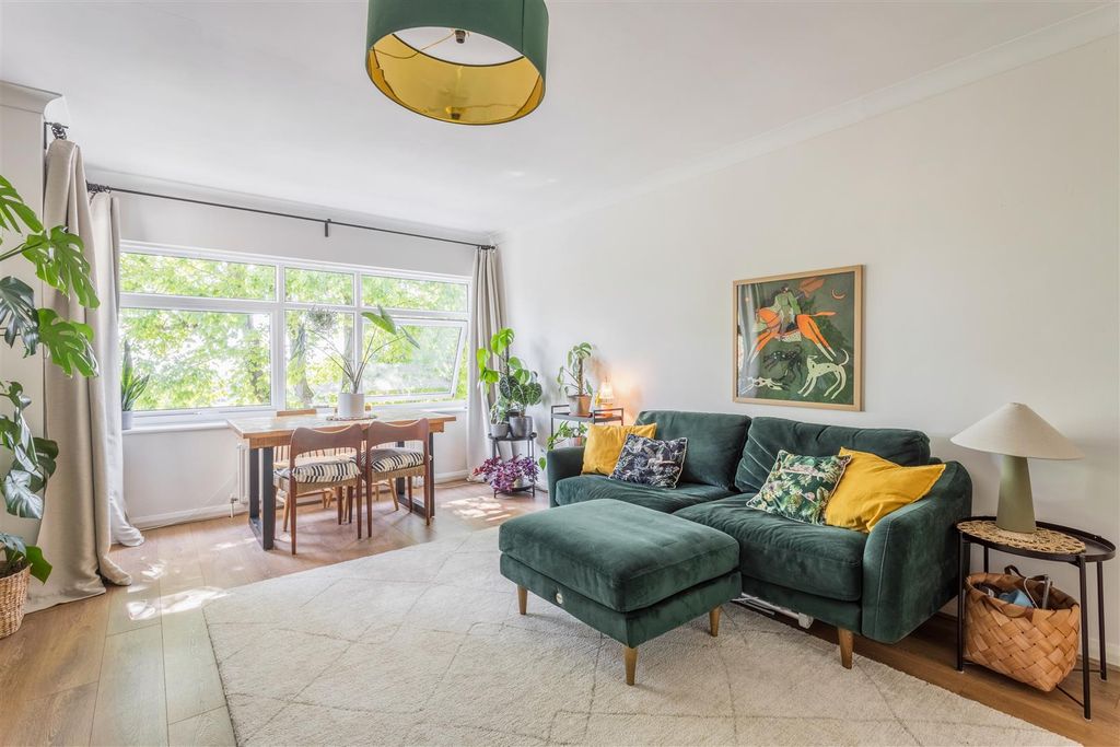 Property photo 3 of 26 Flat 6 Carisbrooke-6.Jpg