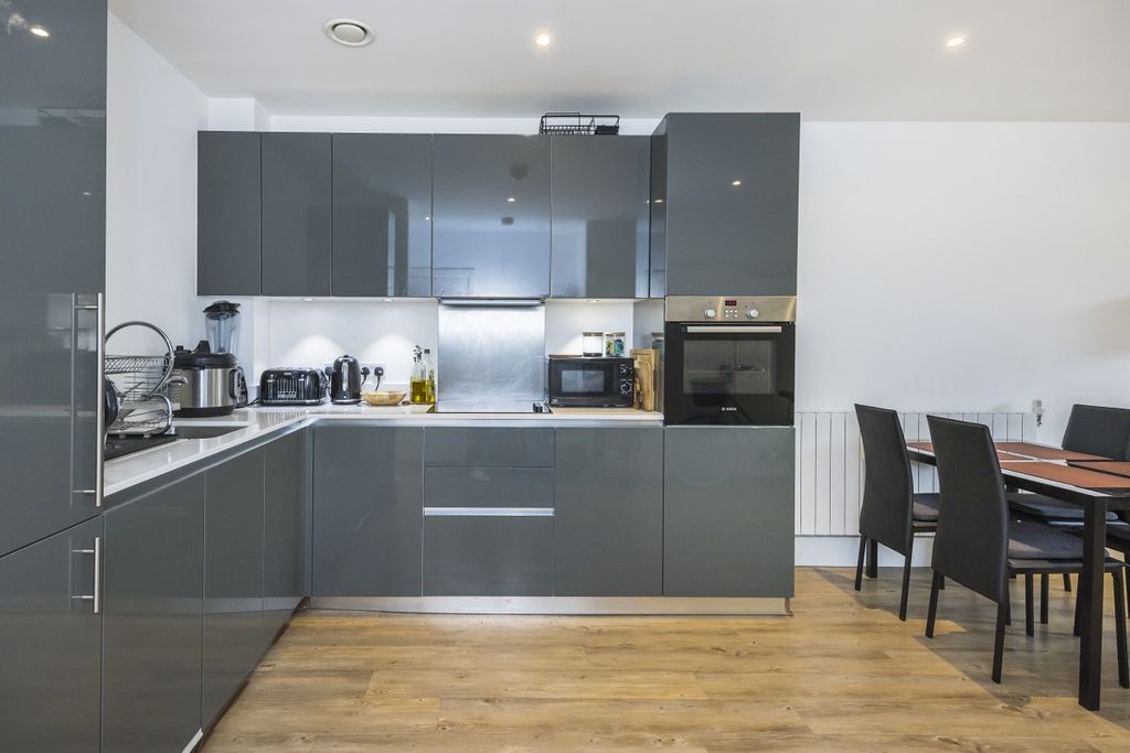 Property photo 2 of 20 Compton House, 7...