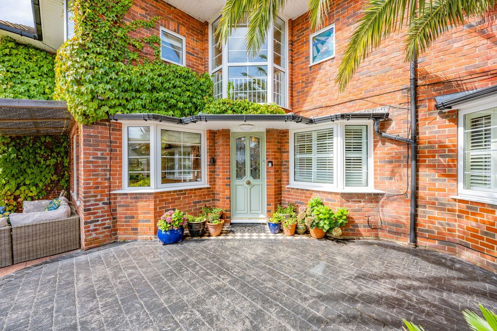 Property photo 2 of 52