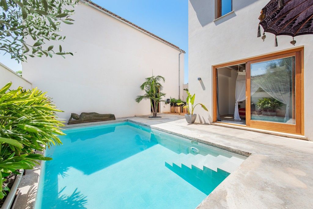 Property photo 2 of 20 Swimming Pool (1)