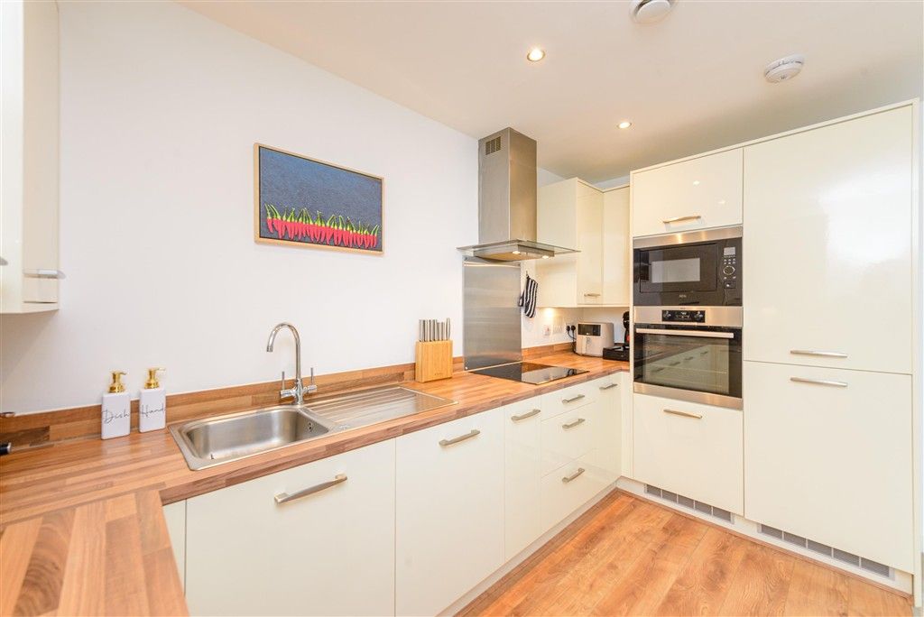 Property photo 3 of 9 Kitchen