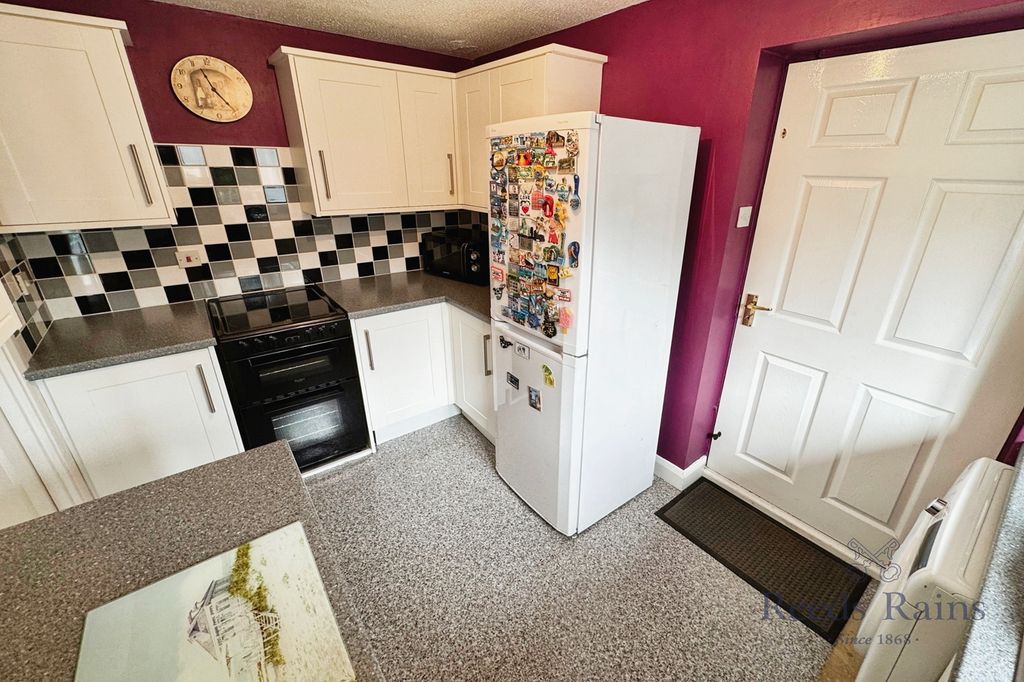 Property photo 3 of 17 Kitchen