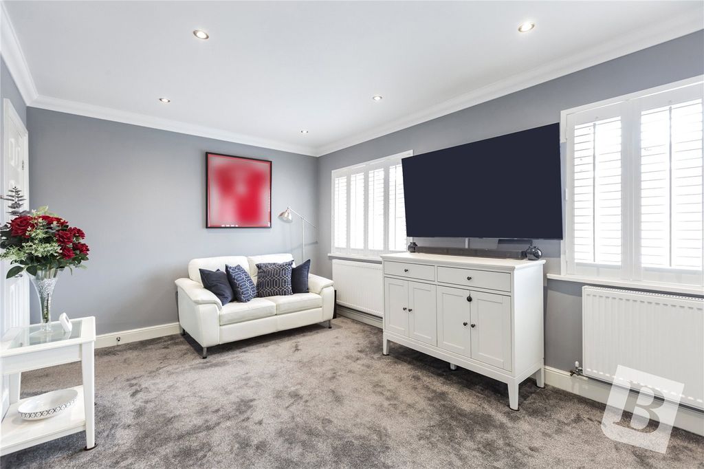 Property photo 1 of 11 Living Room