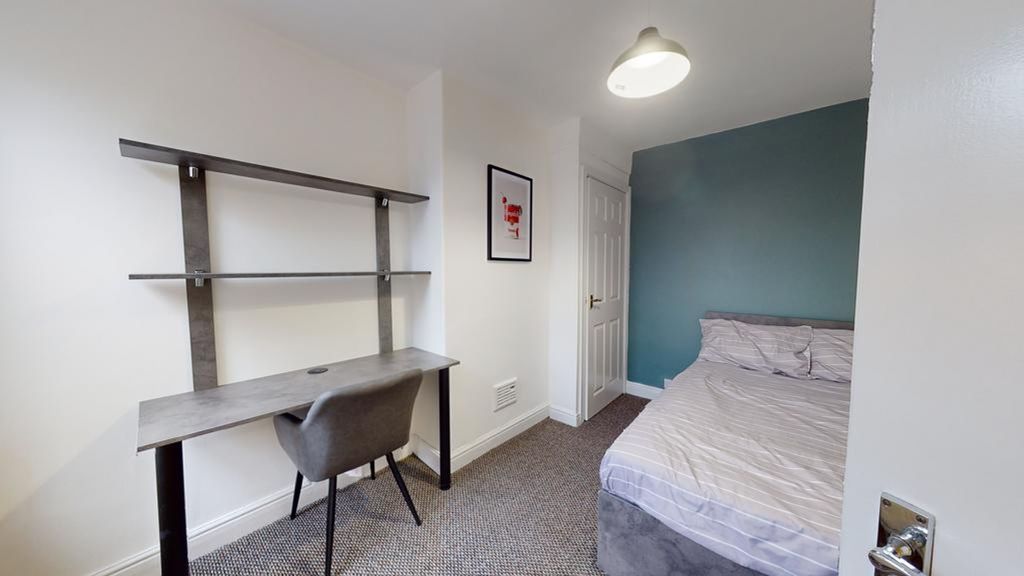 Property photo 3 of 14 A Bright And Tidy Double Bedroom Featuring A Comfo...