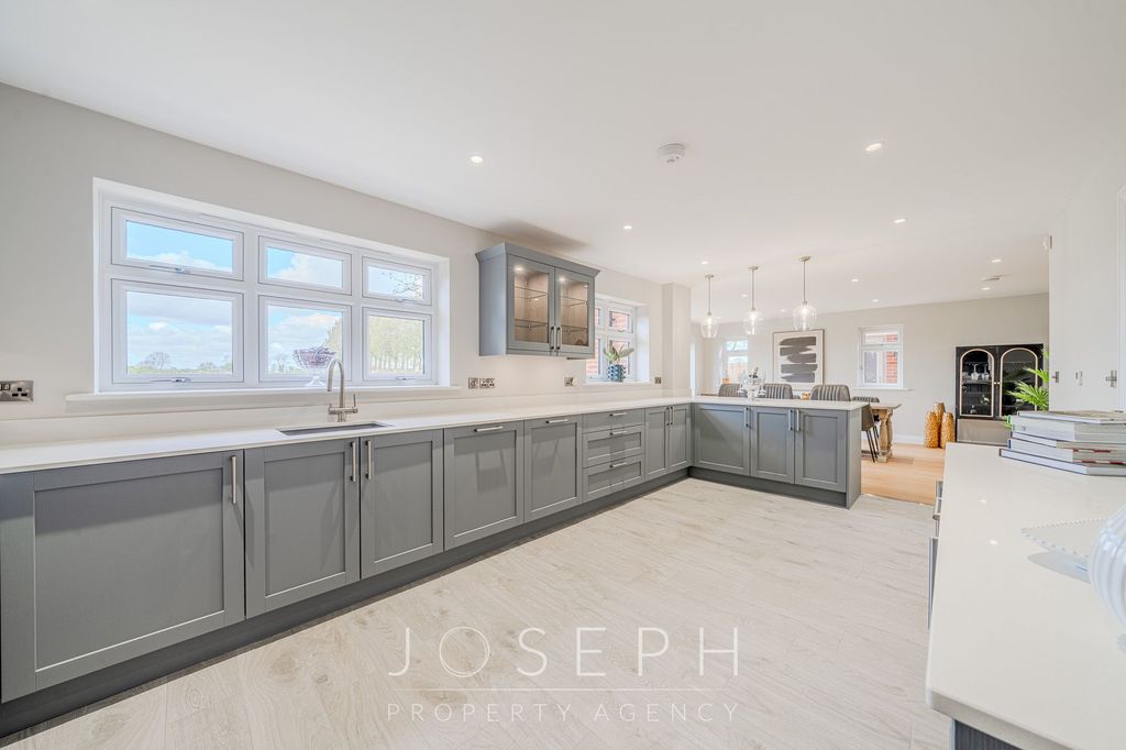 Property photo 2 of 41