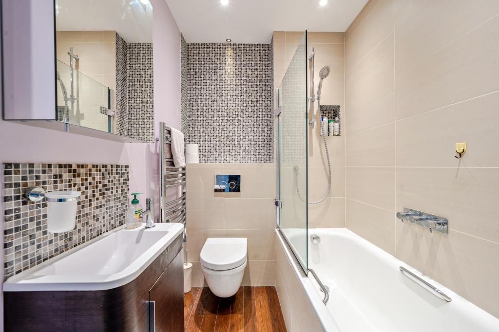 Property photo 2 of 16 Bathroom