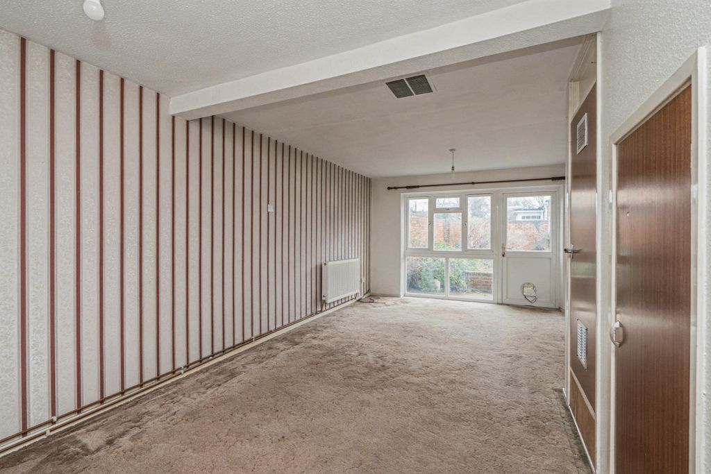 Property photo 2 of 20 8 Rookwood Avenue, Owlsmoor, Gu47 0Tw