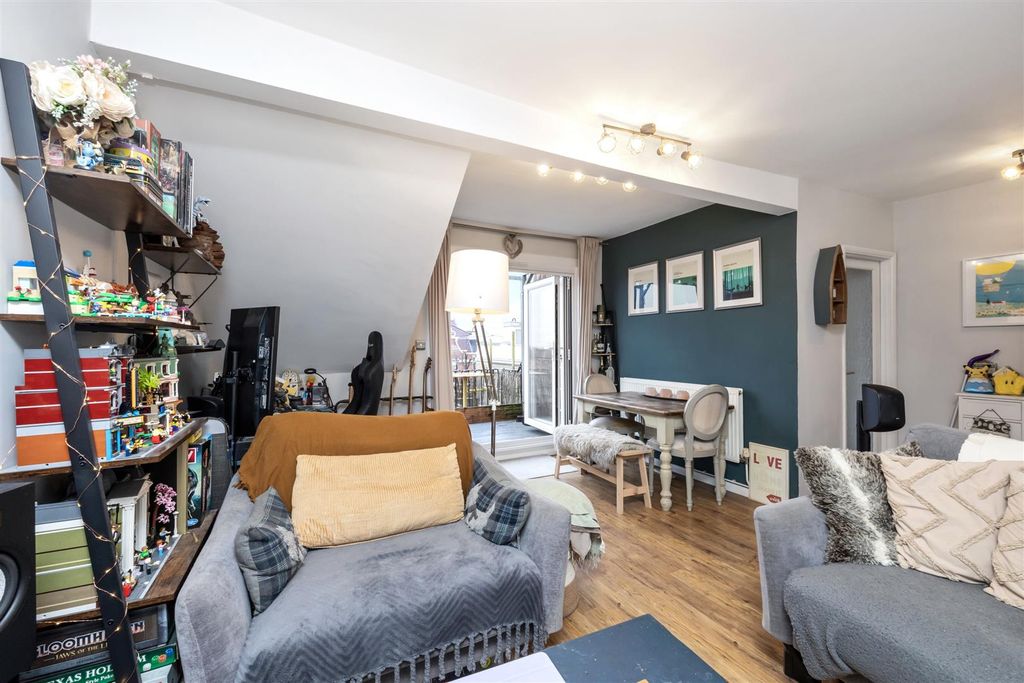 Property photo 3 of 16 St Aubyns, 66, Flat 5-001.Jpg