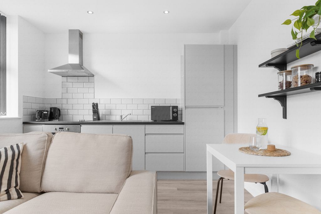 Property photo 3 of 13 Kitchen / Lounge