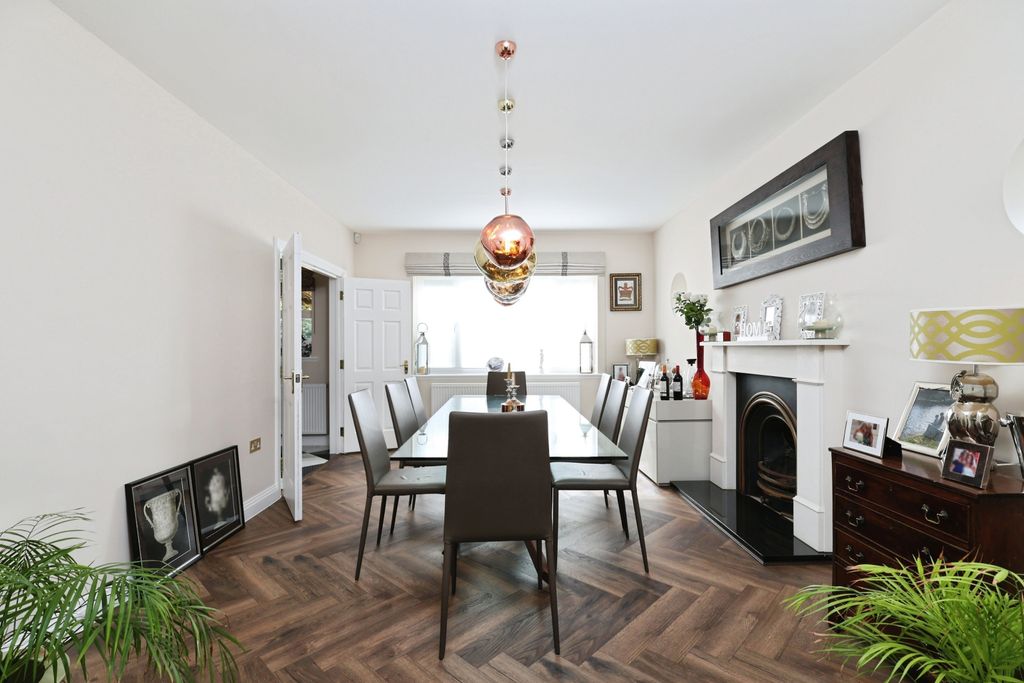 Property photo 3 of 24 Dining Room