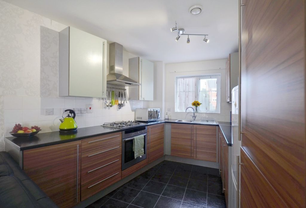 Property photo 3 of 11 Kitchen