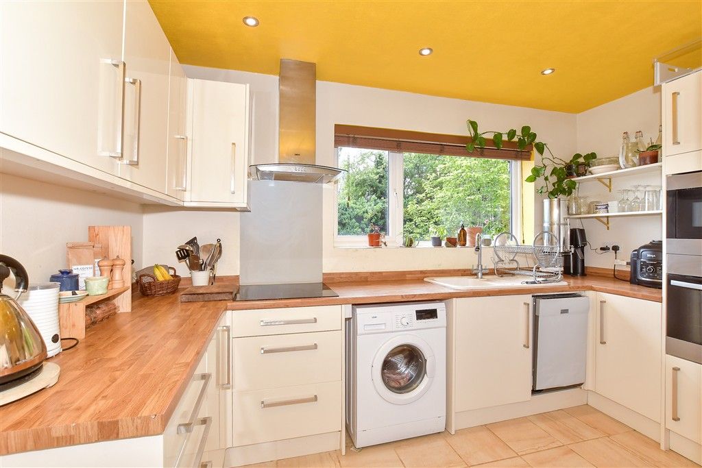 Property photo 3 of 10 Kitchen