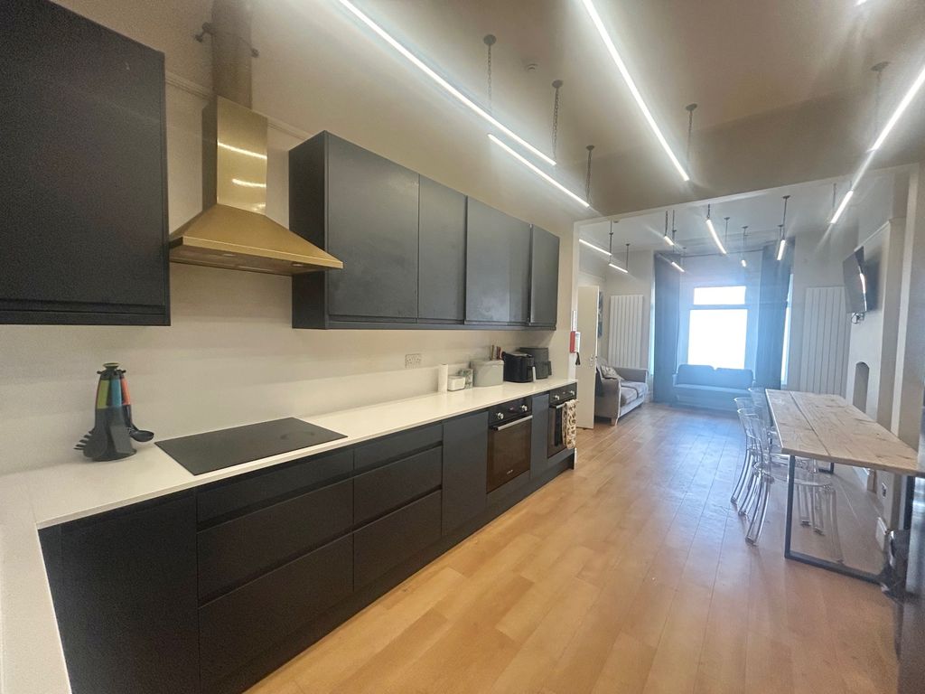 Property photo 2 of 7 Balcony