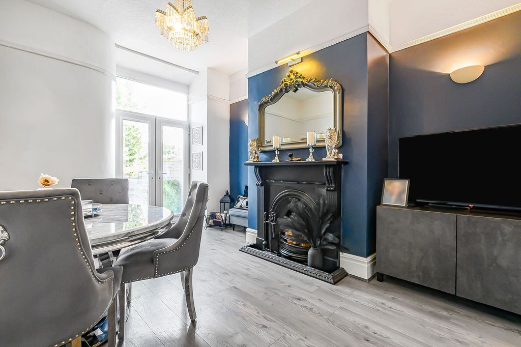 Property photo 2 of 27