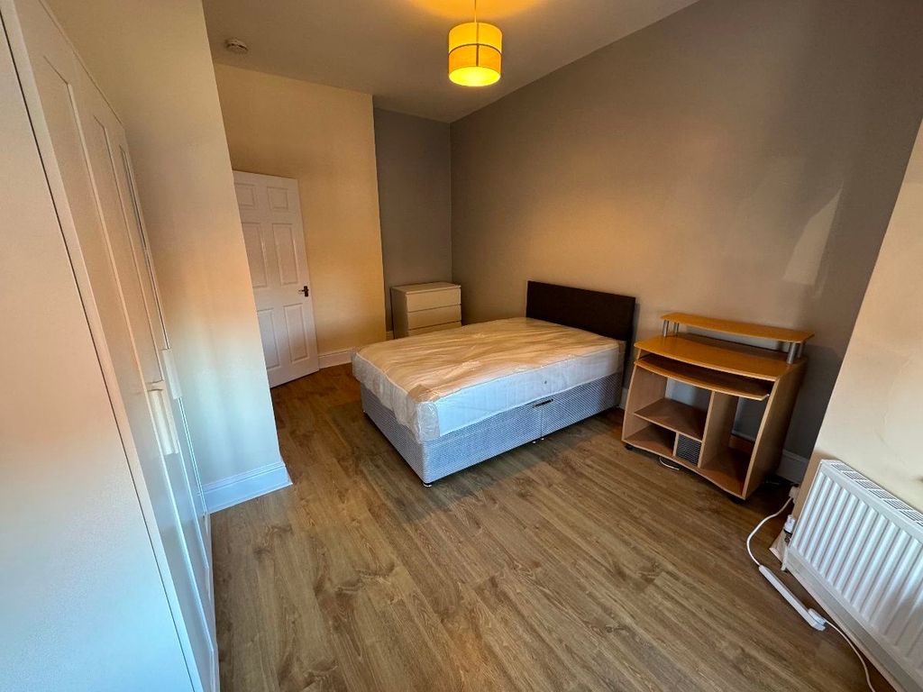 Property photo 3 of 12 A Bright And Tidy Double Bedroom Featuring A Comfo...