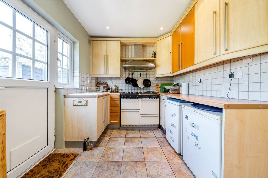 Property photo 3 of 19 Kitchen