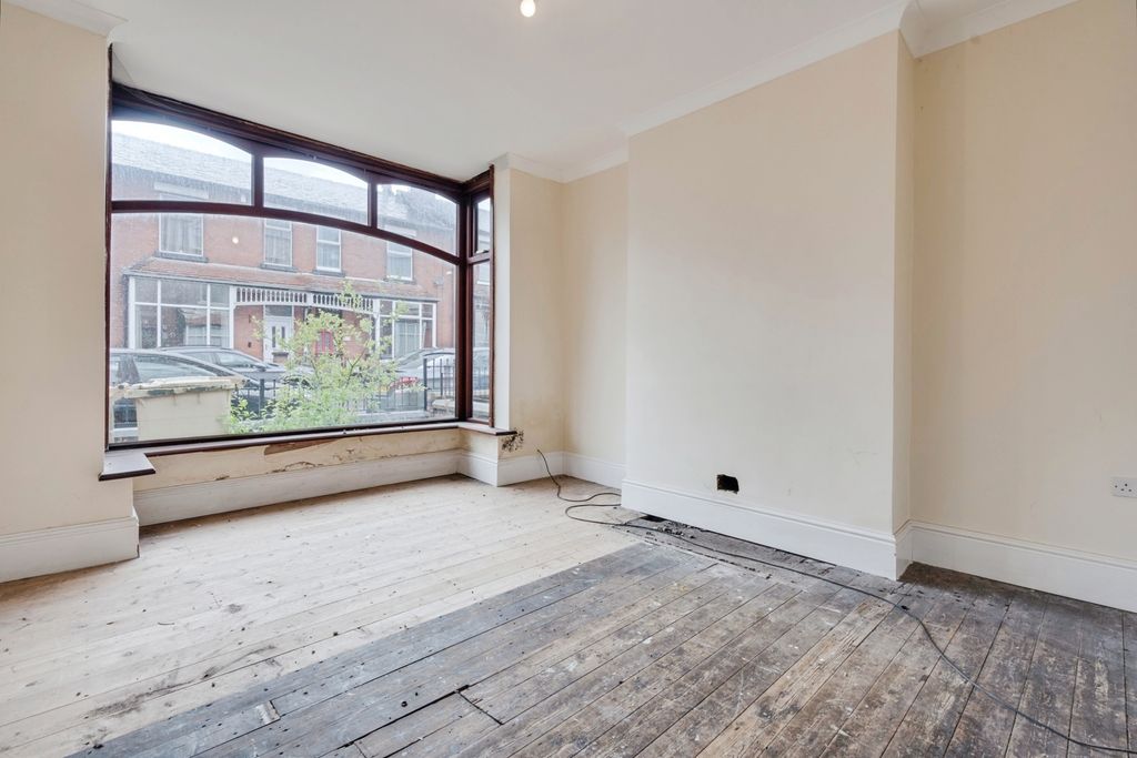 Property photo 3 of 25 Pbox-Img.Jpg