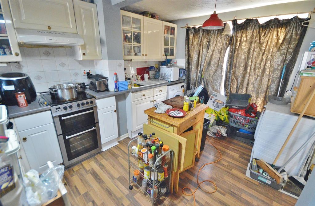 Property photo 3 of 9 Kitchen