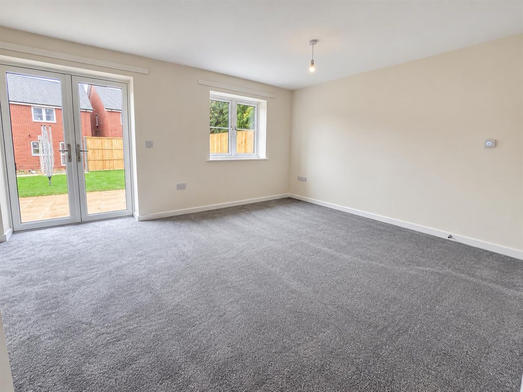 Property photo 2 of 10 Bright Modern Room With Garden Views.Png