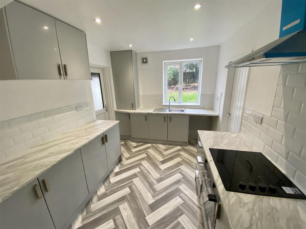 Property photo 2 of 10 Kitchen