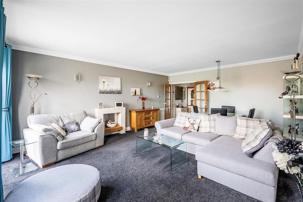 Property photo 2 of 17 38-Warenne-Road-15.Jpg