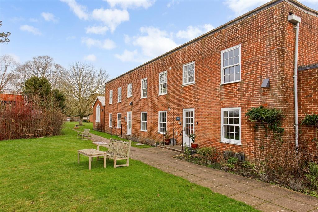 Property photo 1 of 17 156 The Close (23).Jpg