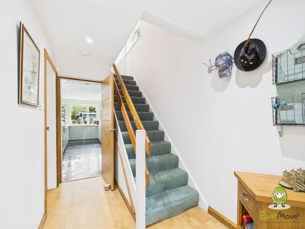 Property photo 3 of 28 Ewemove Estate Agents Basingstoke - Lavender Road