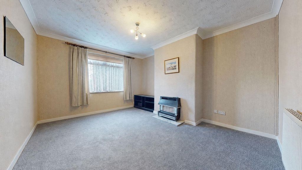 Property photo 3 of 17 Junction Road Living Room