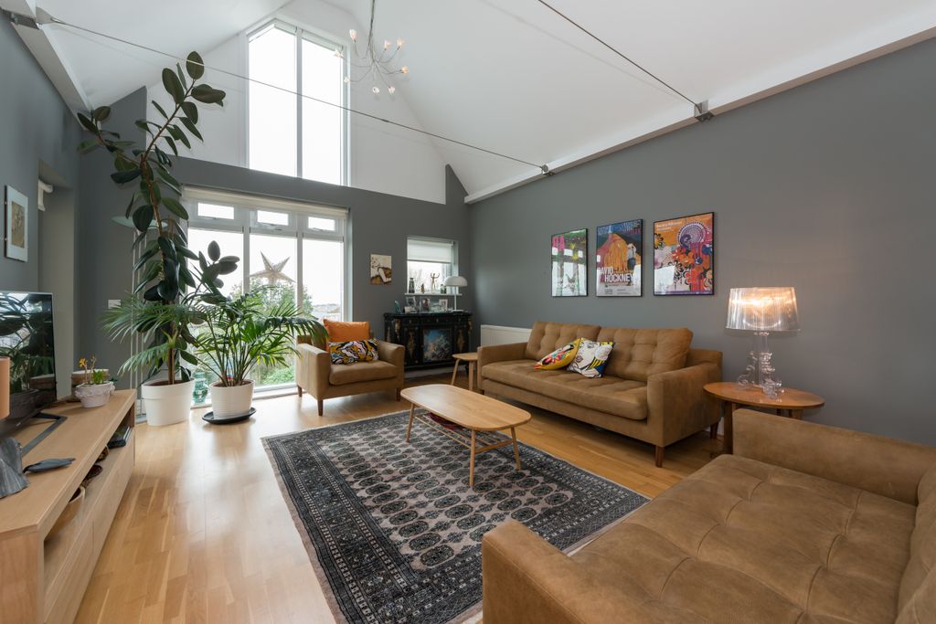 Property photo 2 of 18 Sitting Room