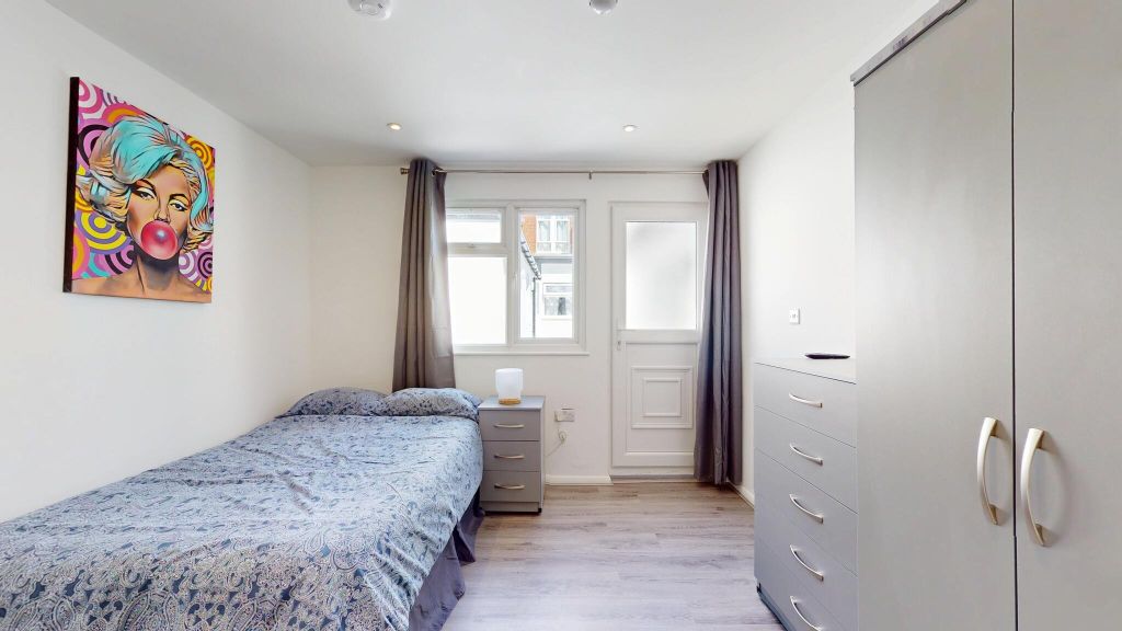 Property photo 1 of 8 Bedroom