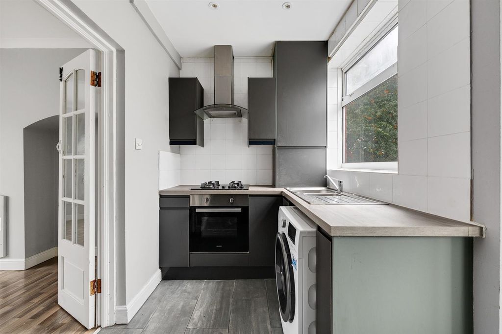 Property photo 3 of 17 Kitchen