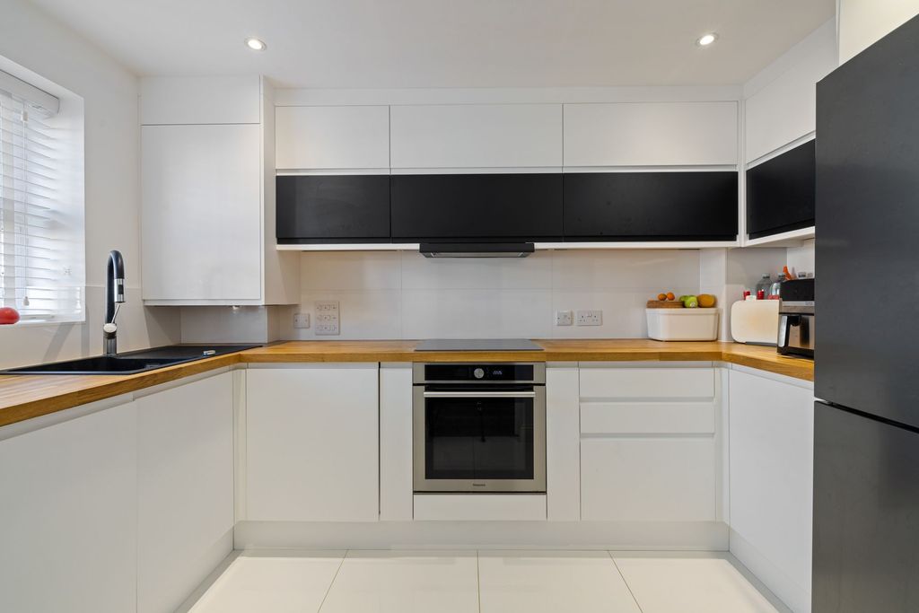 Property photo 3 of 15 Kitchen