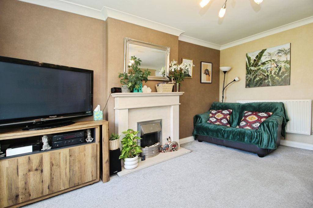 Property photo 3 of 16 Lounge