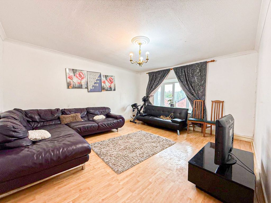 Property photo 3 of 7 Photo 2