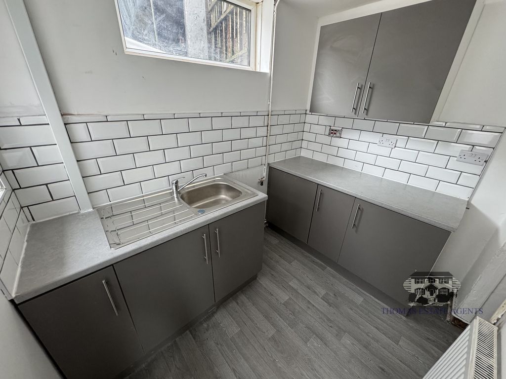 Property photo 3 of 8 Kitchen