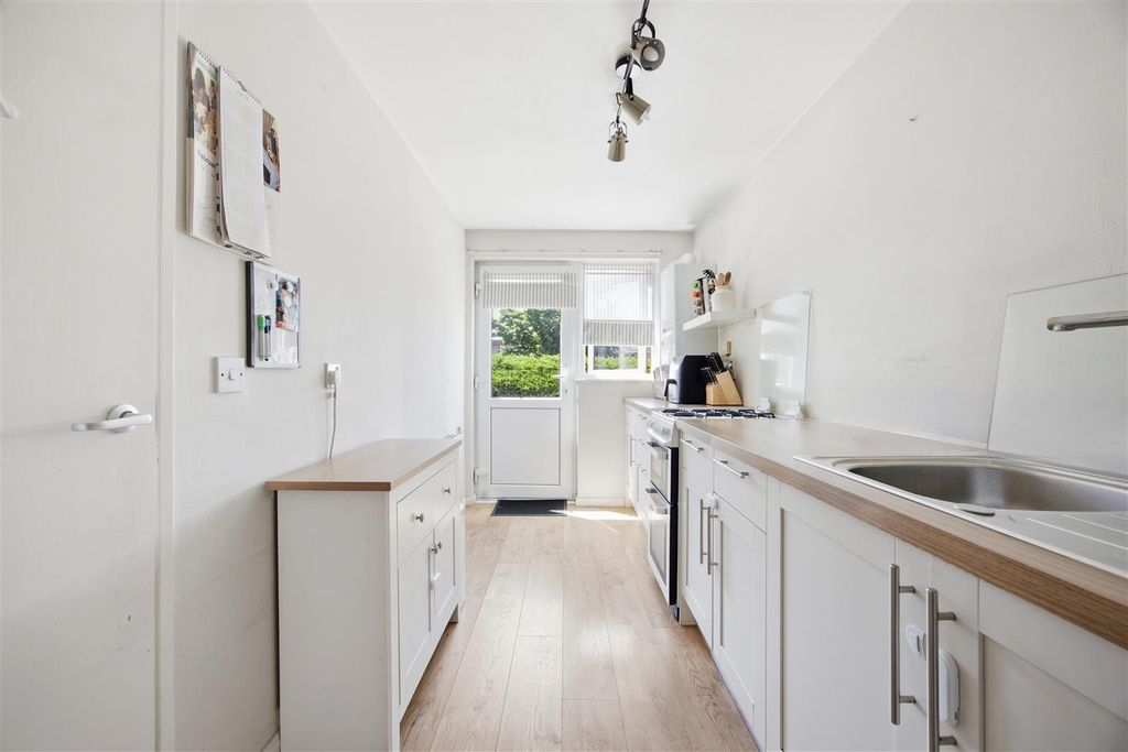 Property photo 3 of 10 Kitchen (2)