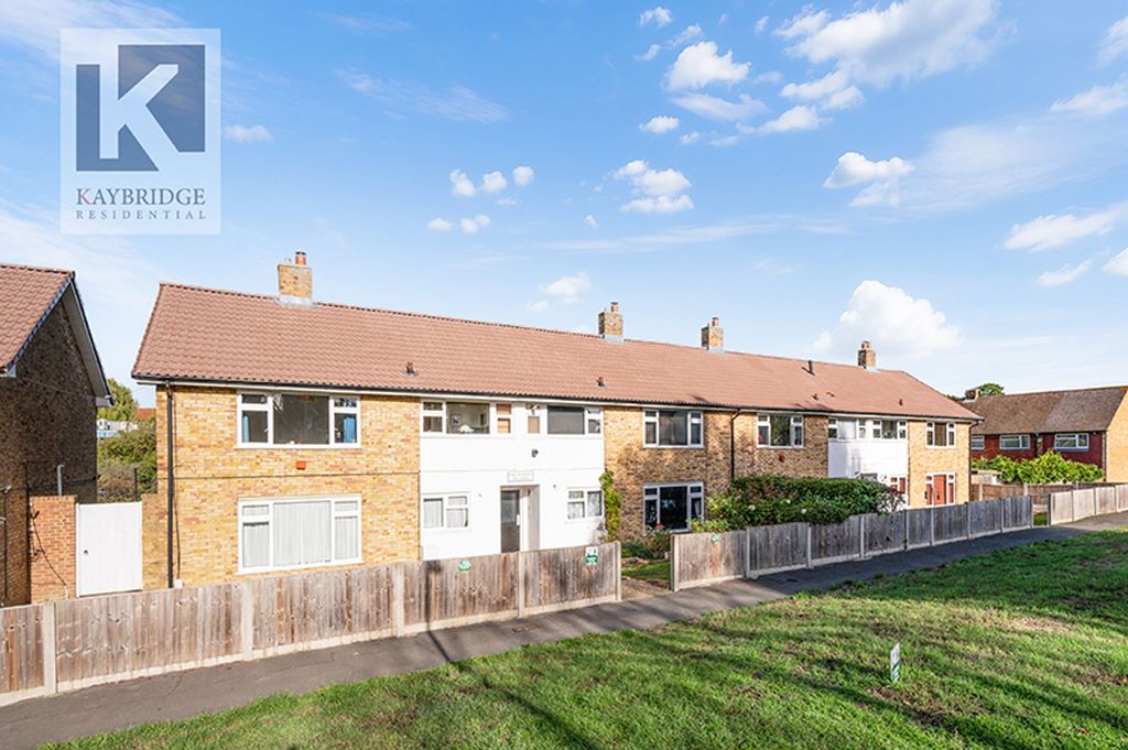 Property photo 1 of 8 Scotts Farm Road, Epsom - Kt19 9Ln
