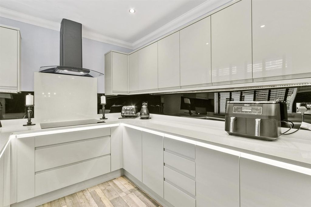 Property photo 2 of 34