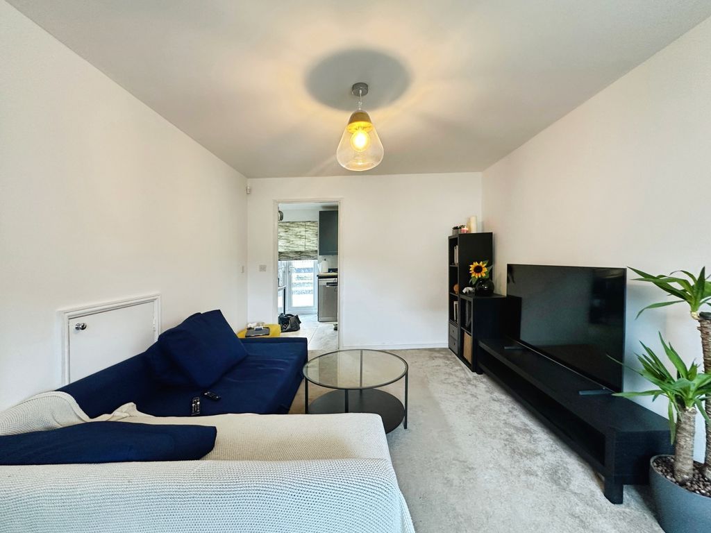 Property photo 3 of 17 Lounge