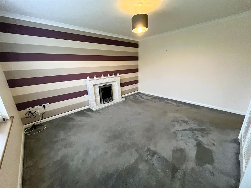 Property photo 3 of 18 Lounge